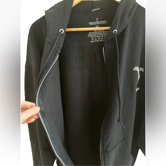 Yellowstone Dutton Ranch Full Zip Up Back Graphic Black Hoodie NWT Size XL - Picture 6 of 9